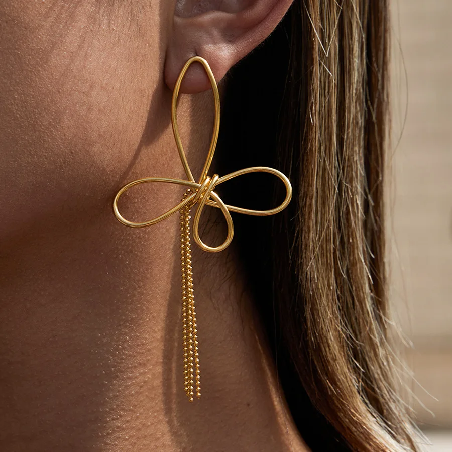 YHTOT Fashion Classic 18K مطلية بالذهب والفولاذ المقاوم للصدأ على شكل فيونكة شرابة أقراط للنساء هدية للحفلات