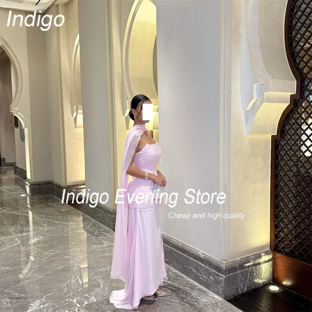 Modernes Abendkleid im Meerjungfrau-Stil mit Falten im Indigo-Stil, Blumen, trägerlos, Schlitz, offener Rücken, Schal, formelles Abendkleid, فسات Musta www ● ● Maßgeschneidert