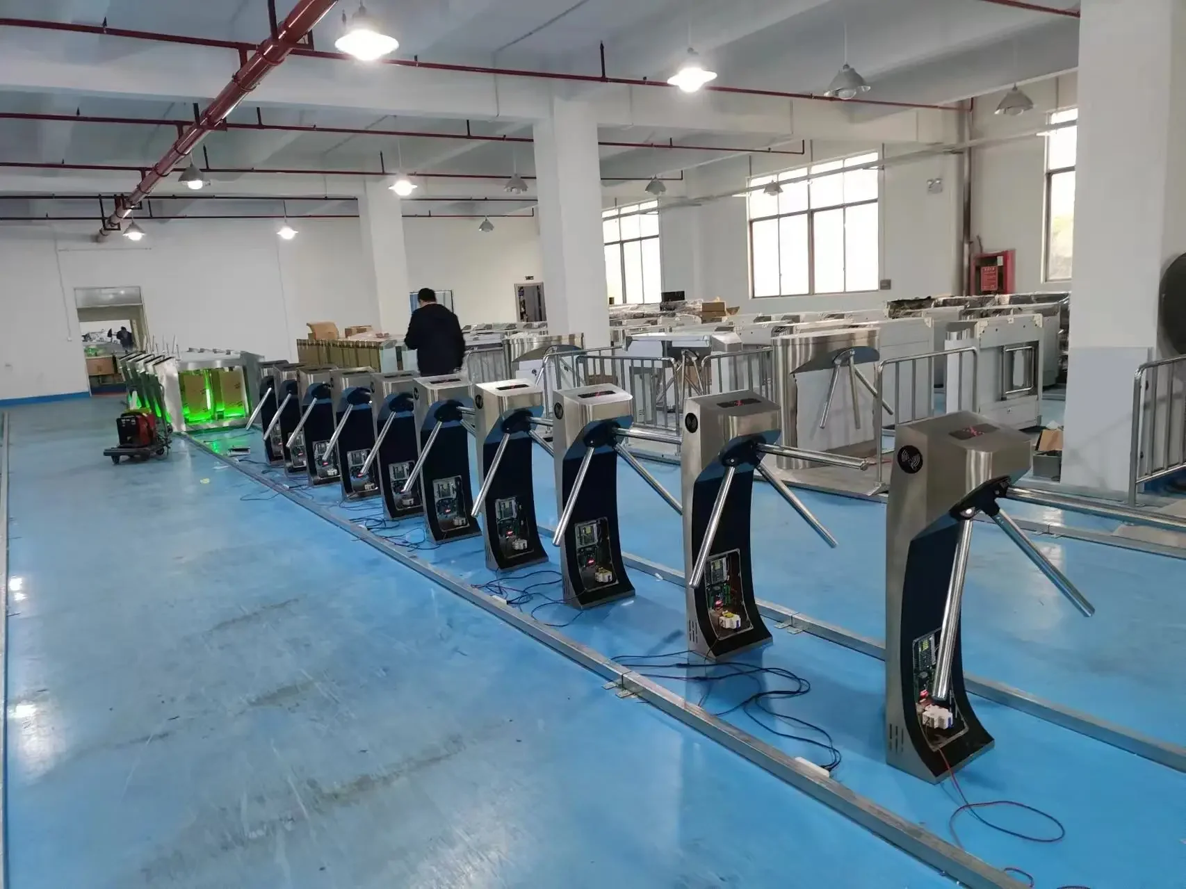 Kode QR RFID Pengenalan Wajah Pembaca Kartu Sidik Jari Biometrik Pengenalan Wajah Kontrol Akses Gerbang Pintu Putar Tripod Vertikal