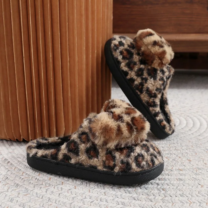 Leopardfarbene, flauschige Hausschuhe für Damen, Winter-Hausschuhe, warm, plüschig, süß, im Liebesstil, große Größen, Mädchen-Hausschuhe aus Baumwolle. – Detail 4