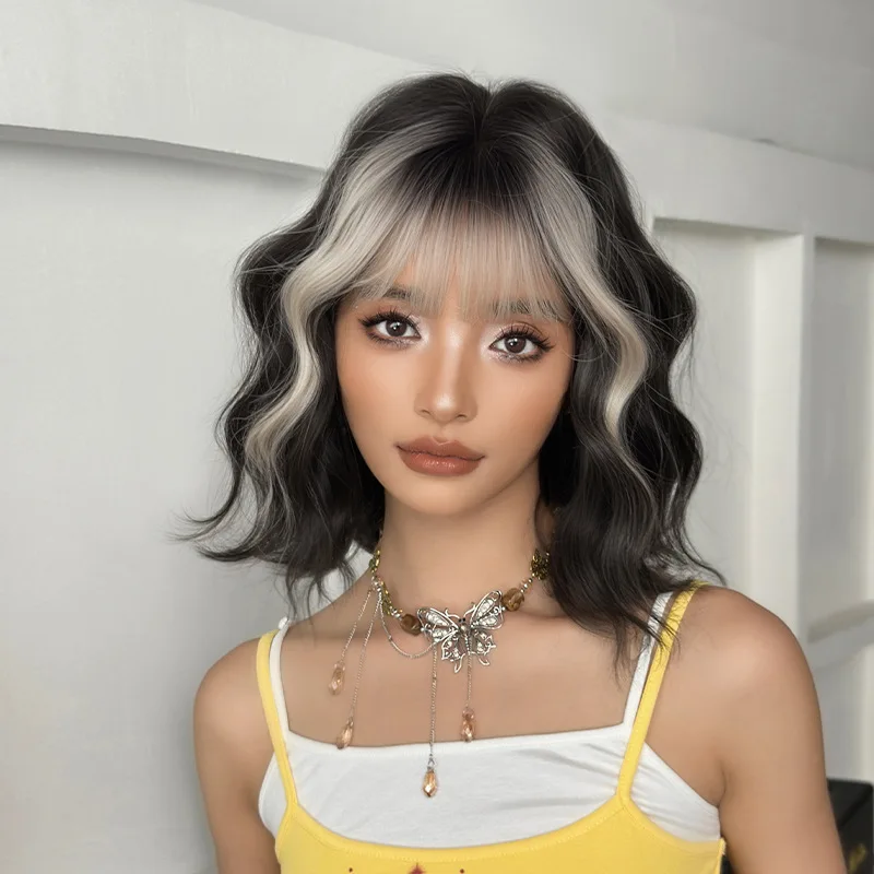 

Женский короткий кудрявый парик с серебристо-белой-серой челкой, короткий парик из синтетического волокна с объемной прической.