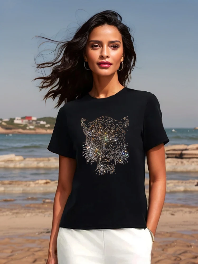 

A fashionable women's summer short-sleeved casual T-shirt with a shiny rhinestone cheetah design
