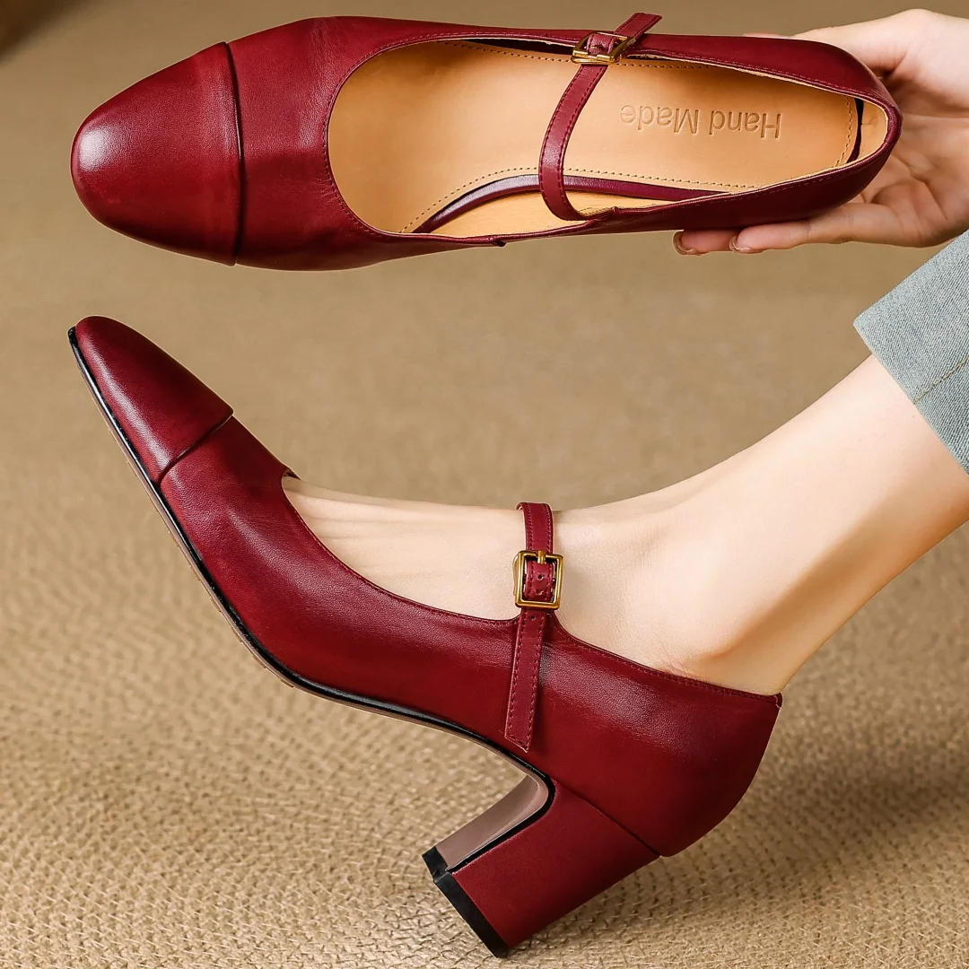 

2025 Осенние новые женские туфли-лодочки Мэри Джейн из коровьей кожи с металлической пряжкой и круглым носком, элегантные женские туфли на среднем каблуке толщиной 6 см