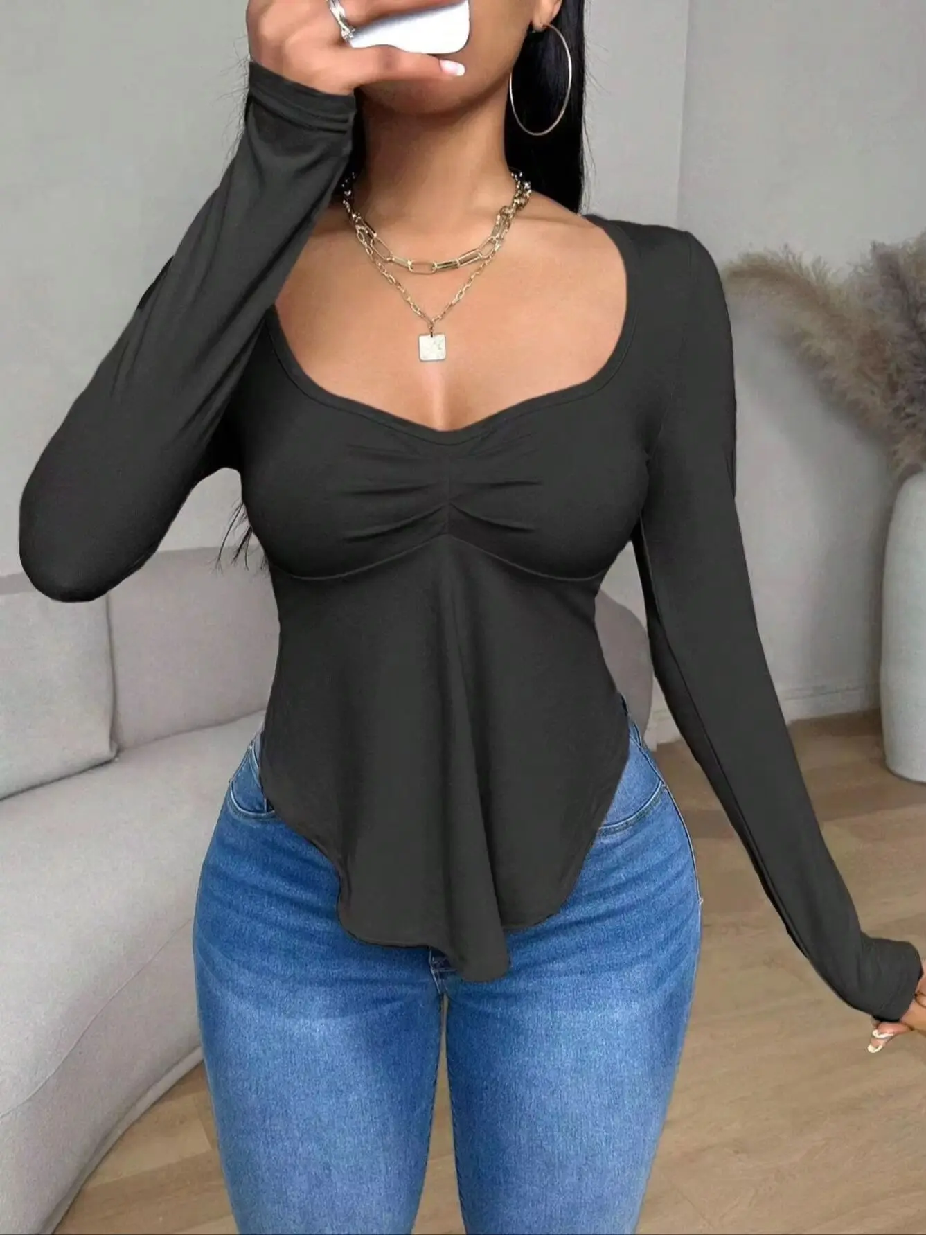 Damen Sweetheart-Ausschnitt Gerafftes Oberteil mit Langen Ärmeln Unregelmäßiger Gebogener Saum Slim Fit Einfarbiges Basic Y2K Casual T-Shirt – Detail 3