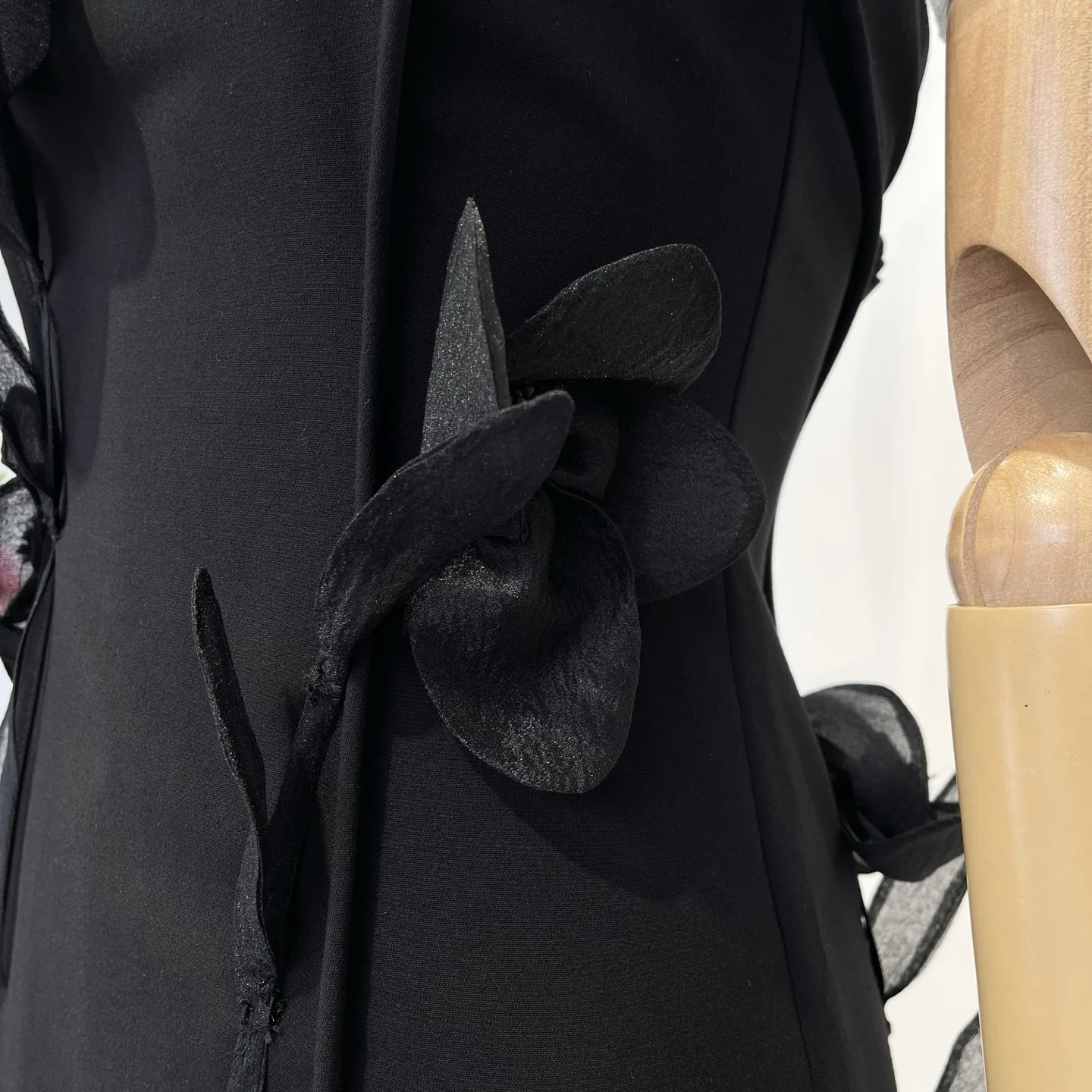 

2025 New Black Sleeveless Flowers Appliqued Backless Tube Mini Dress