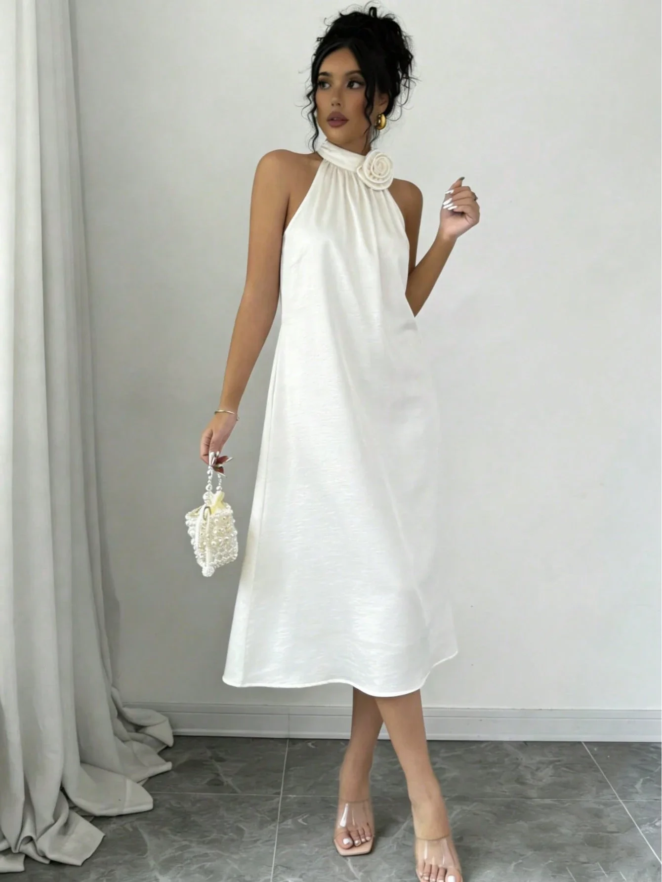 

Элегантное белое атласное платье миди с цветочным декором и воротником-халтер