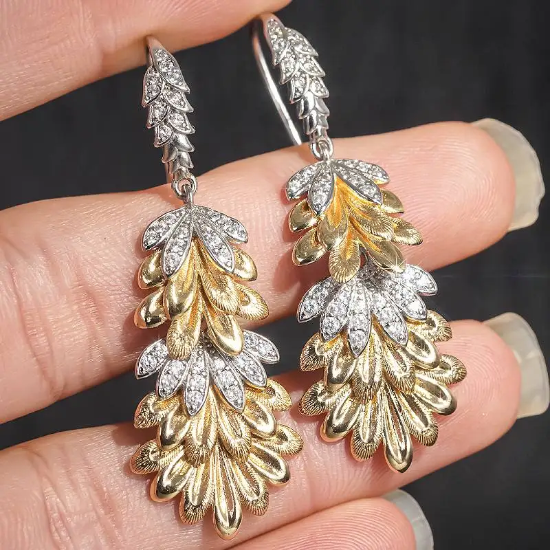 Huitan Sanfte zweifarbige Tropfenohrringe für Damen, luxuriöse Hochzeitsaccessoires, frisches Blatt-Design, eingelegte helle CZ, trendiges Schmuckgeschenk