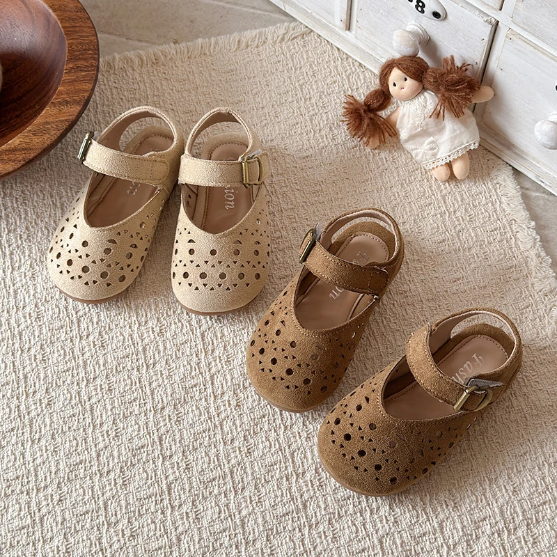 Sandalias de Verano para Niña, Diseño Minimalista con Recortes en Gamuza, Color Beige Caqui, Cierre de Velcro, Cómodas