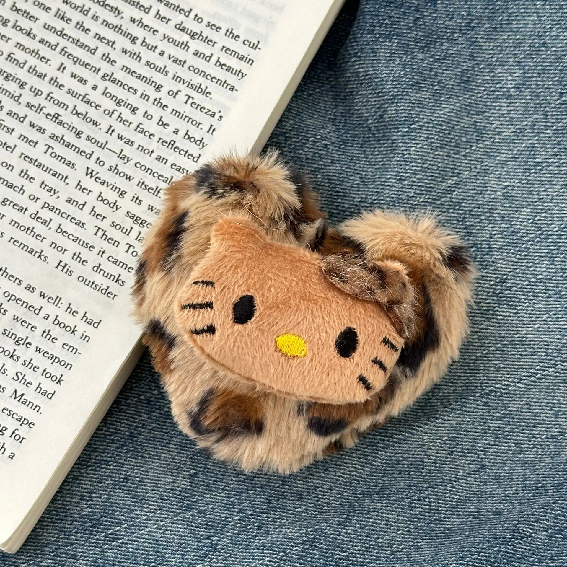 New Cute Original Black Leather Retro Leopard Print Hello Kitty Heart Plush Keychain Versatile Bag Exquisite Pendant