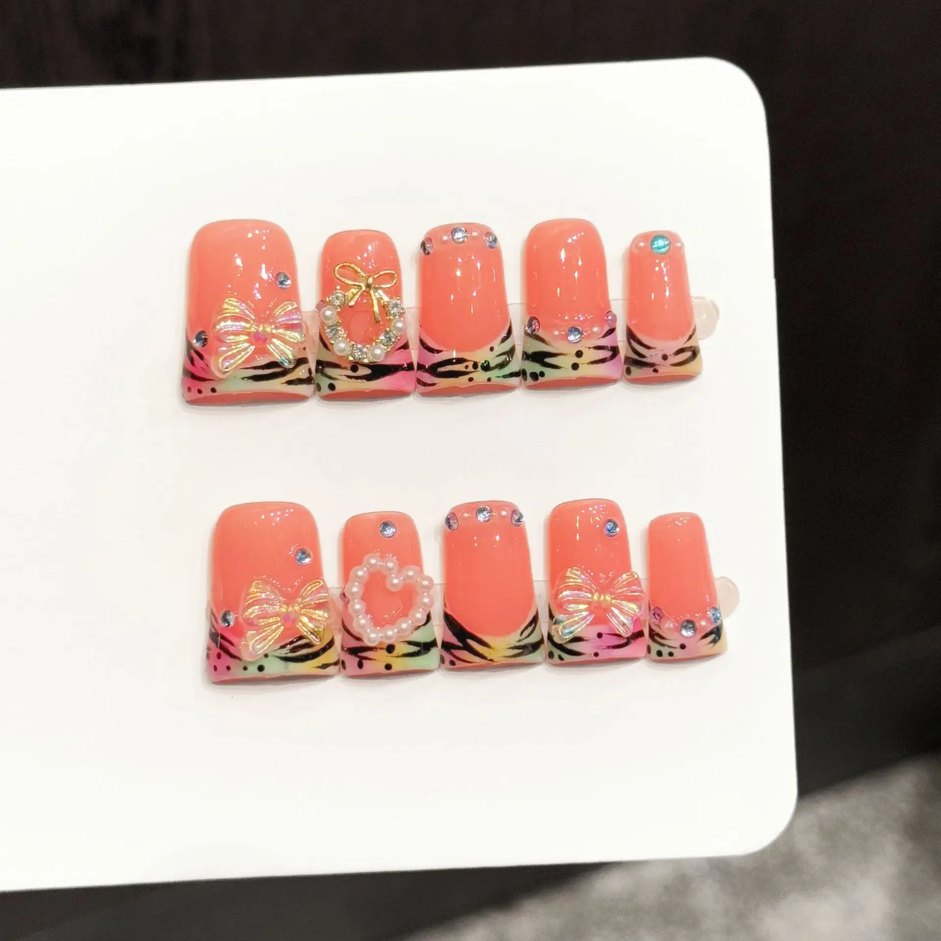 10 Stück handgefertigte Enten-Press-On-Nägel, orange-rosa glitzernde Schleife mit Tigermuster, geeignet für Festivals, Partys und den täglichen Gebrauch.