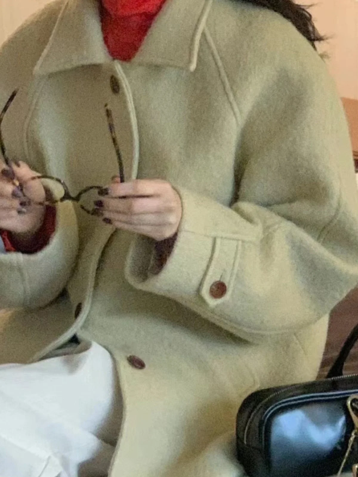 معطف صوف شتوي نسائي بياقة مقلوبة أنيقة وزر واحد فضفاض متعدد الاستخدامات متوسط الطول بأسلوب كوري للتنقل اليومي