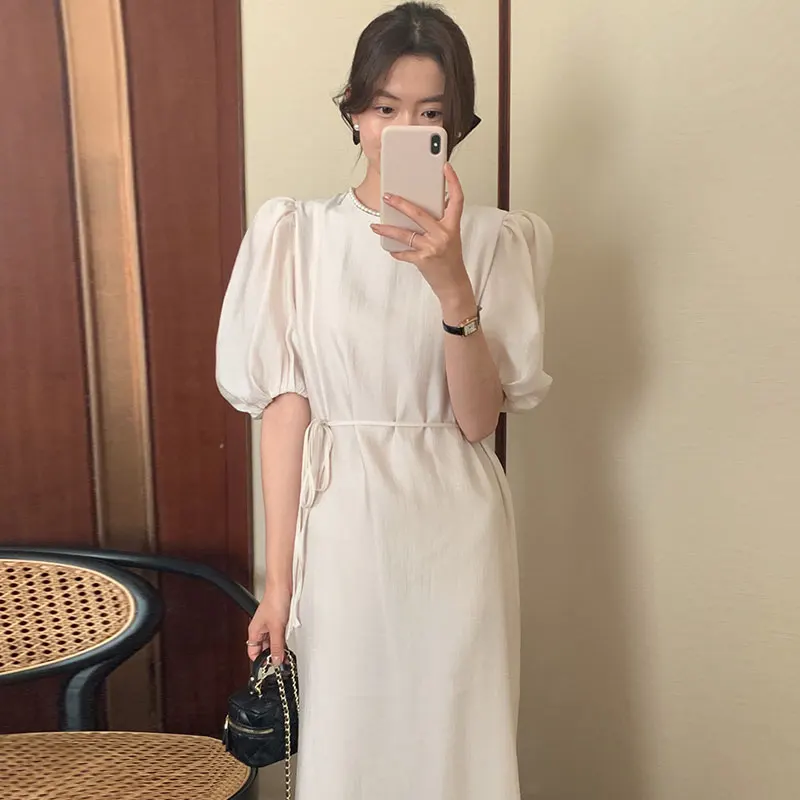 シックで優しいソフトグリーンのラウンドネック、バックレス、ベルト付きウエスト、ピュアカラー、バブルスリーブのワンピース、レディースファッション、韓国スタイル、ハイウエスト