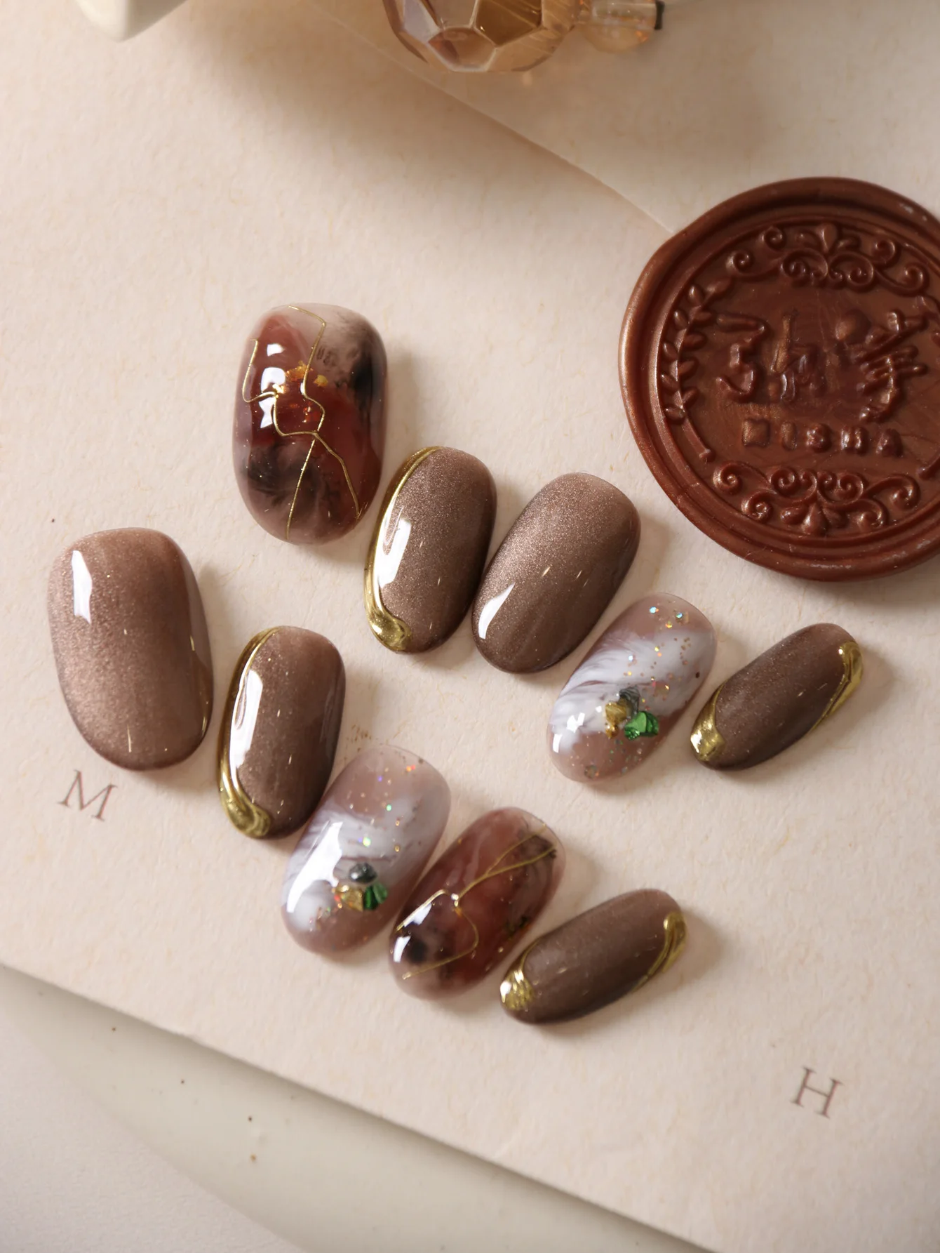 10 Stück Nägel zum Aufdrücken, kurze braune Nägel, Halation-Acryl-Nägel zum Aufdrücken, künstliche Nägel, inklusive 1 Blatt Klebelaschen und 1 Stück Mini-Feile