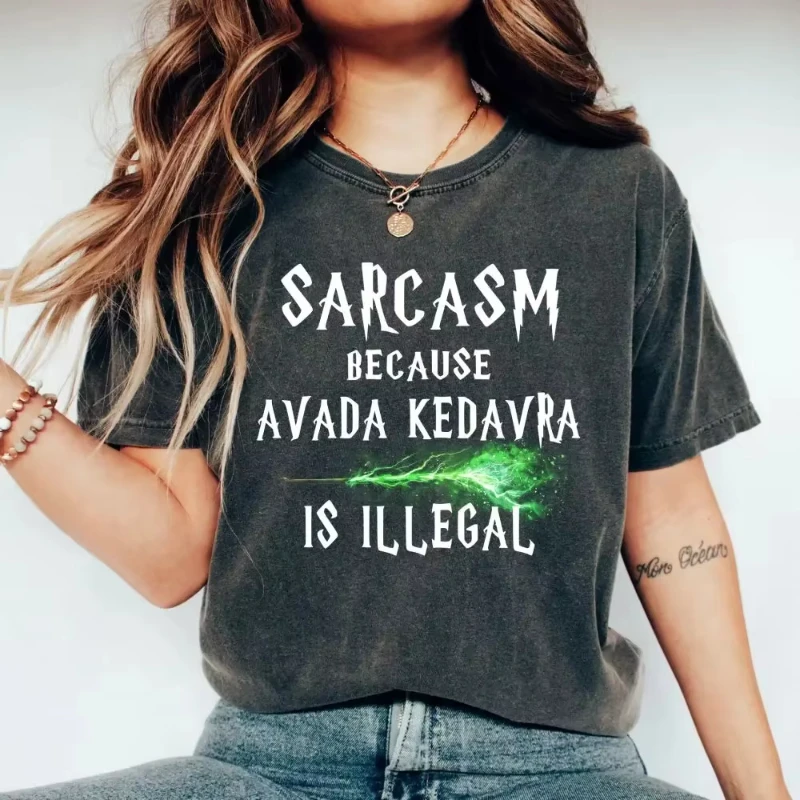 T-shirt Rétro Baguette Magique 2026 – Sarcasme : Car l'Avada Kedavra est illégal – T-shirt en coton délavé pour femme – Hauts Y2K – Vêtements pour fille