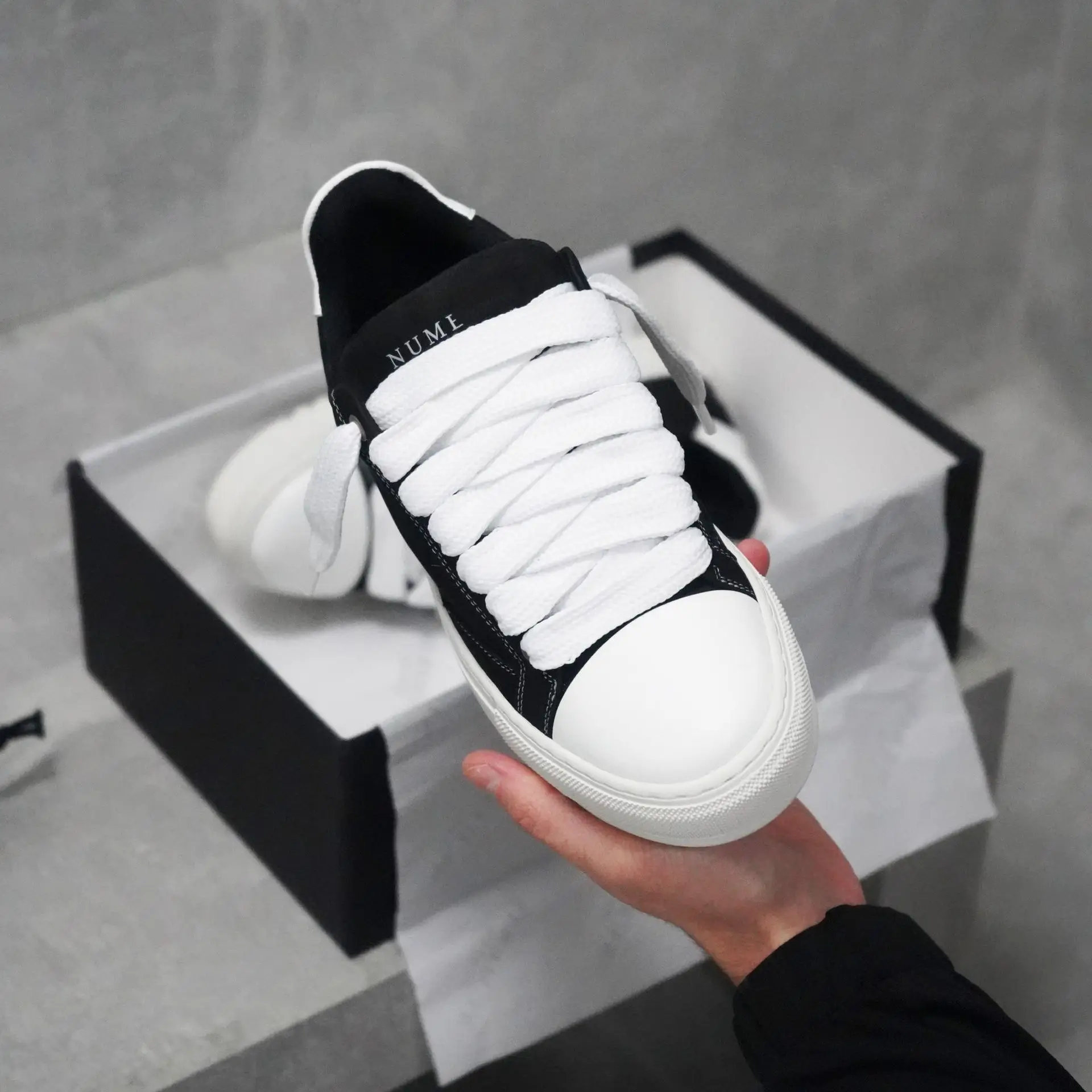 أحذية رياضية مسطحة القاع متعددة الاستخدامات للنساء أحذية تزلج منخفضة القطع سهلة الارتداء مريحة لجميع المواسم بمقدمة مستديرة