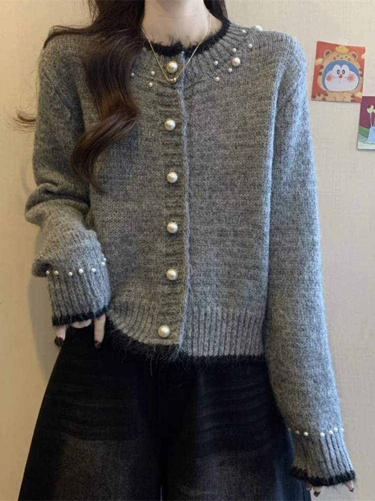 Czerwony sweter damski z dzianiny, luźny, okrągły dekolt, zapinany na guziki z perłami, wiosenny, modny, do pracy, długi rękaw, sweter, płaszcz, top.