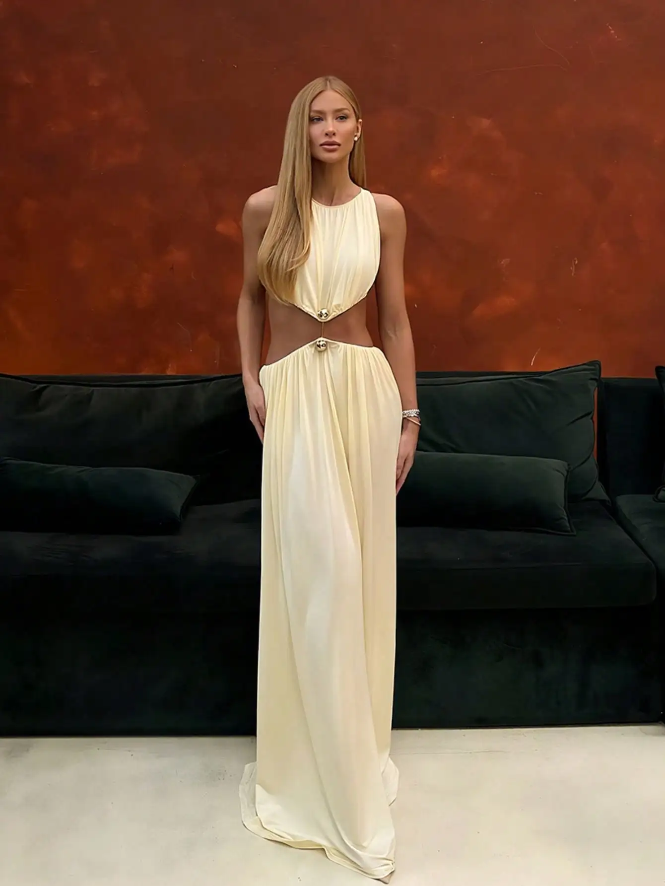 

Кремовое платье макси с вырезами, воротником-халтером и драпировкой на талии