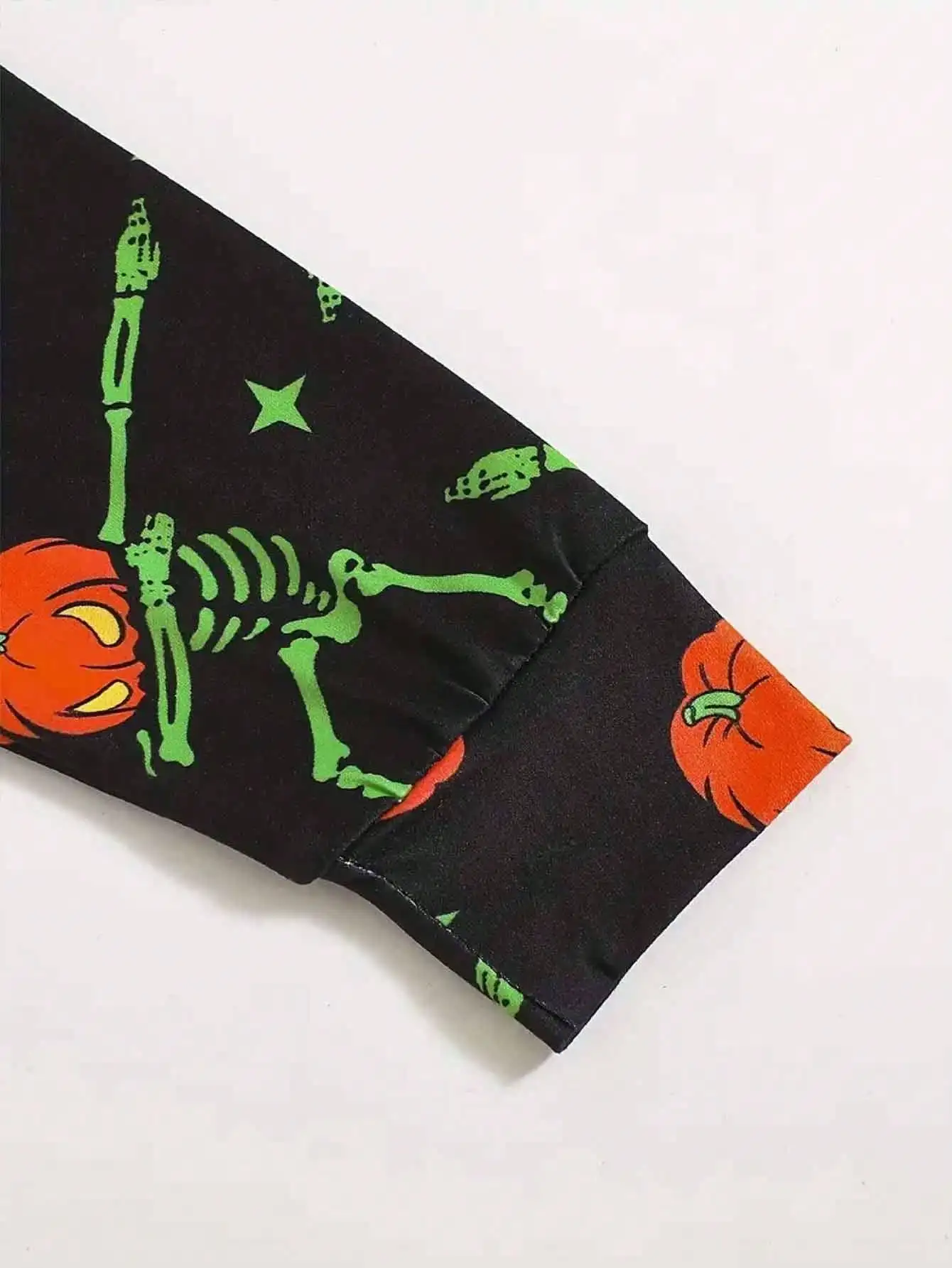 Halloween-Set für Kinder: Oberteil mit Rundhalsausschnitt und langen Ärmeln, bedruckt mit Kürbis- und Totenkopfmotiven + Hose mit elastischem Bund und bedrucktem Muster. – Detail 7