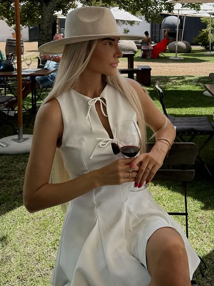 Abito elegante da donna solido O-Collo senza maniche Mini abiti slim 2025 Abito da sera da donna con lacci e orlo largo ondulato estivo