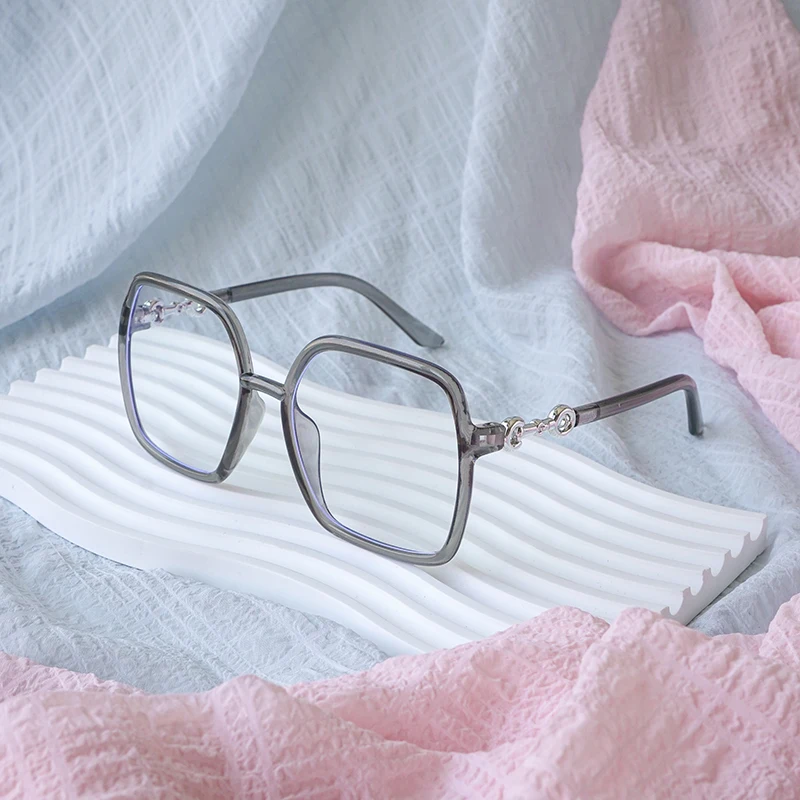 نظارات زخرفية للجنسين بإطار كبير وعصري تُبرز شكل الوجه للتصوير الفوتوغرافي بأسلوب الشارع