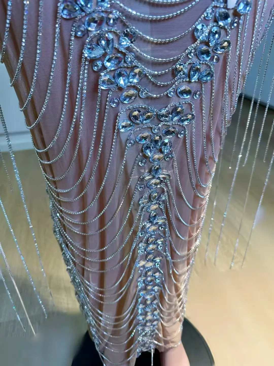 جوز الهند الرقبة معلقة شرابة لامعة الماس ChainMesh ضيق ومثير الورك المعانقة تنورة طويلة A874