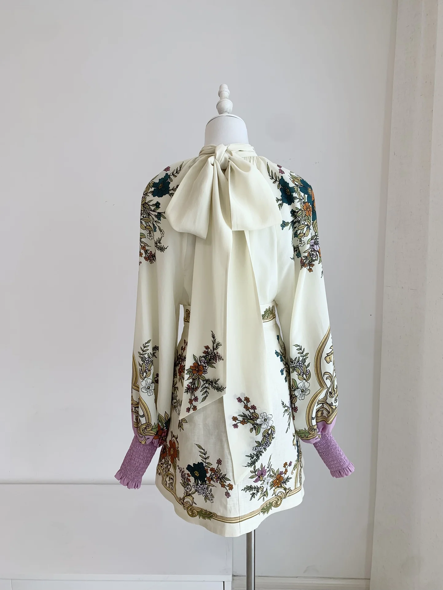 Dolcevita da donna con stampa floreale retrò in seta + top in viscosa + minigonna in lino a vita alta