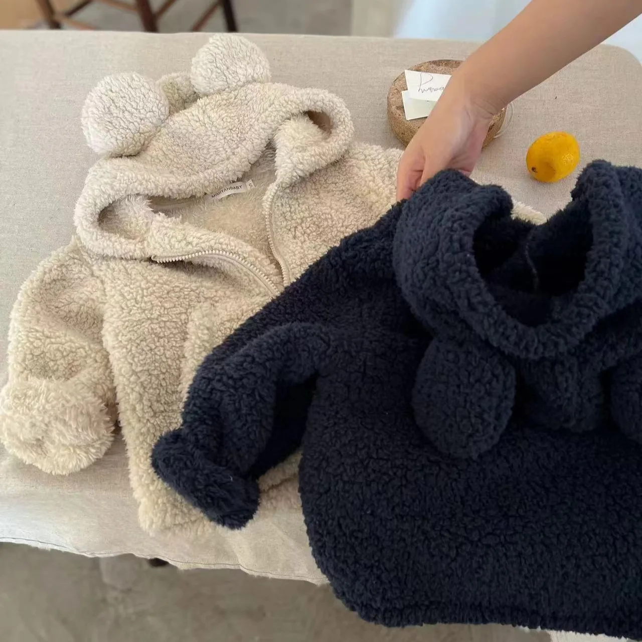 Koreanischer Stil, neuer Herbst- und Wintermantel für Kleinkinder, Mädchenmantel mit Kapuze, Wollpullover, verdickter warmer Baumwollmantel, Lammwoll-Oberteil. – Detail 5