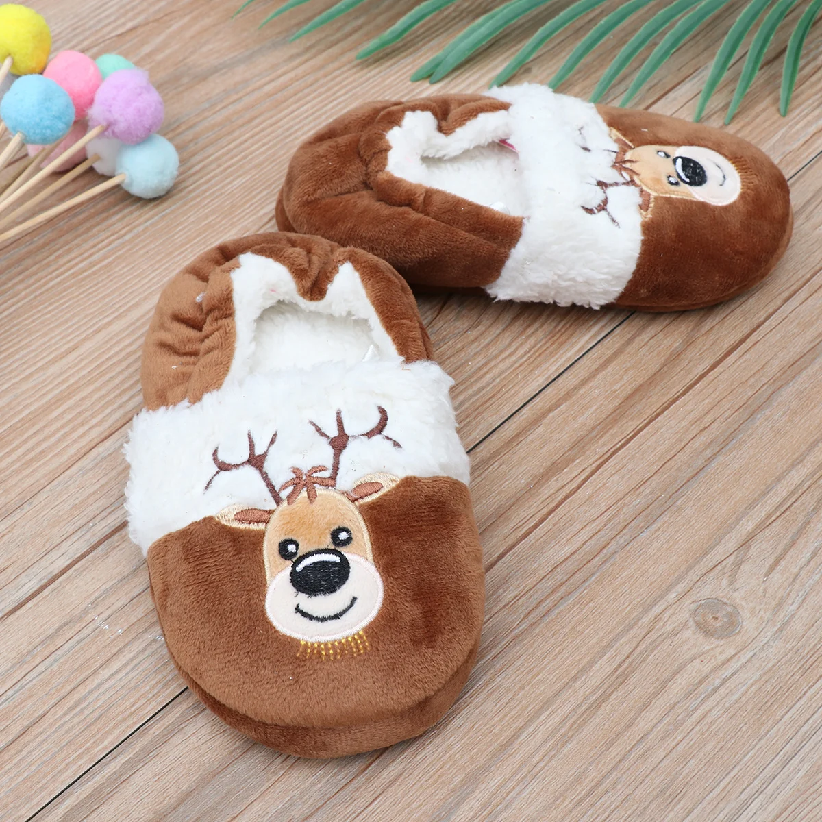 

1Pair Children Cotton Slipper Winter Warm Christmas Design Cartoon Pattern Non-Slip Comfortable Indoor Outdoor Wear 15.5cm Brown