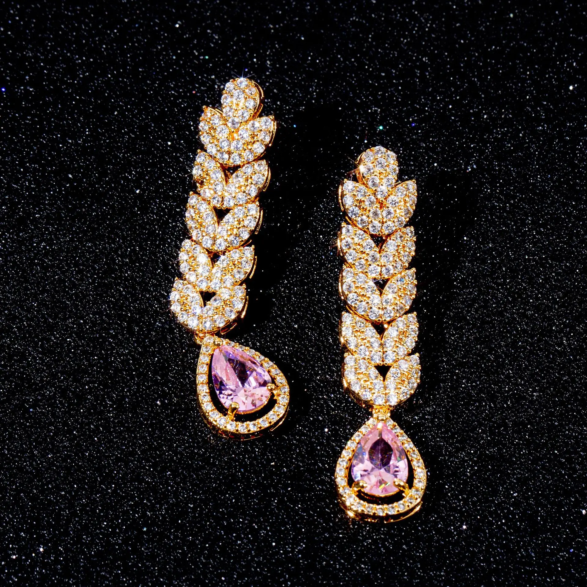 Fashion light luxury super flash zircon earrings, simple and versatile earrings, long water drop earclip earrings for women