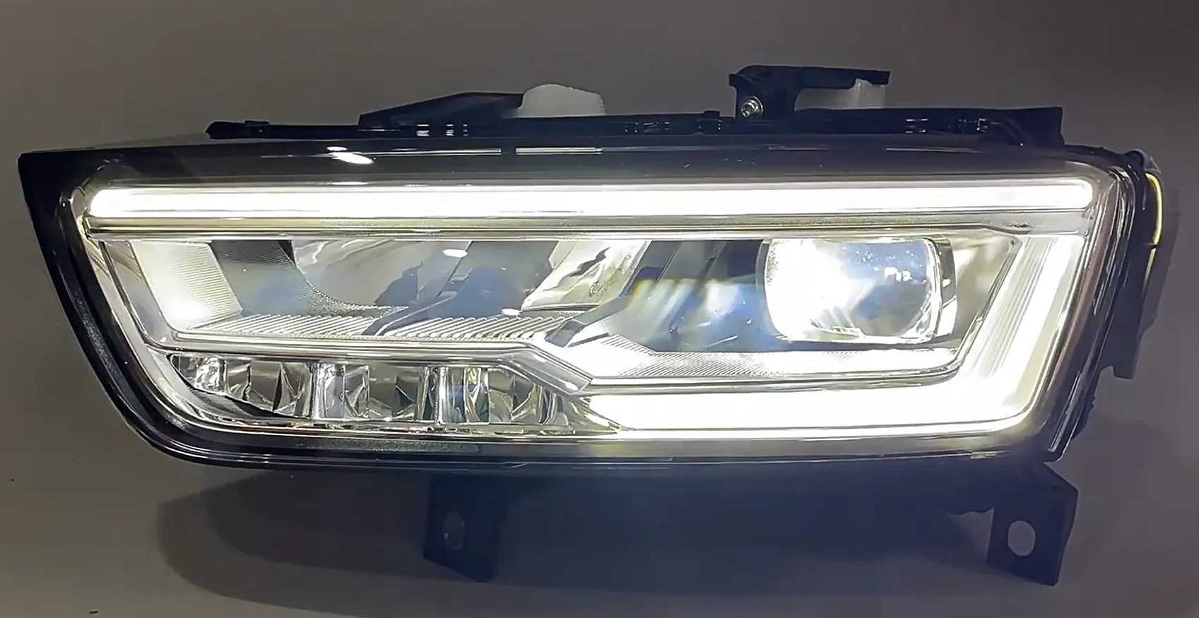 Clrak AutomobileAuto аксессуары, оригинальные автомобильные фары высокого качества, подходящие для передних фар Q3, матричные светодиодные фары