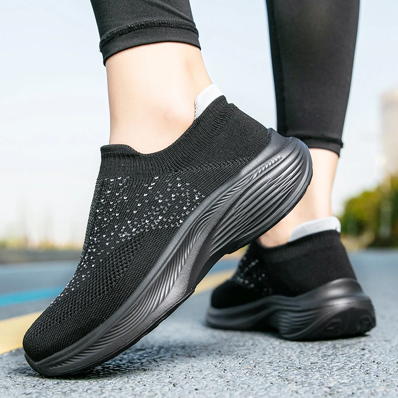

Couple-style Sports Shoes with Color-matching Flat One-piece Slip-on Fabric with Stretchable Mesh Surface Outdoor Shoes