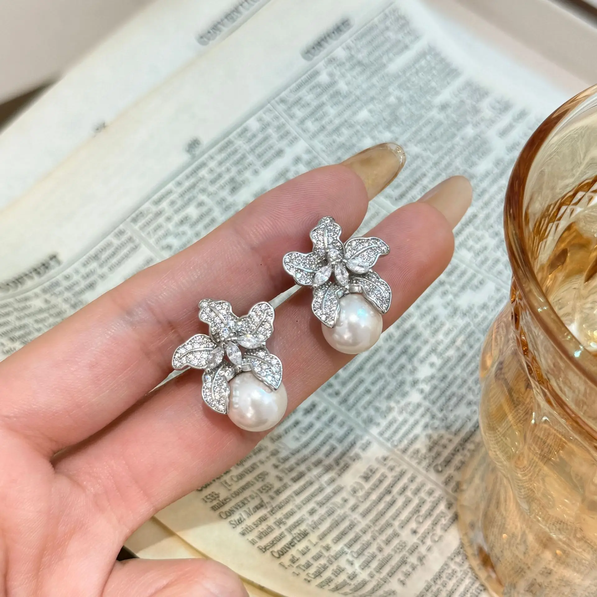 

Iris flower Pearls earrings for women New in high-quality Full Diamonds Beads earings stud Luxury and Elegant Wedding Jewelry