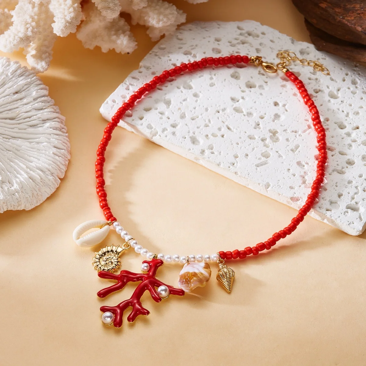 Sommerliche Reisperlen-Halskette mit Korallen- und Muschelanhänger für Damen und Herren – Boho-Muschel-Choker für Urlaub, Party und modische Schmuckgeschenke – Detail 15