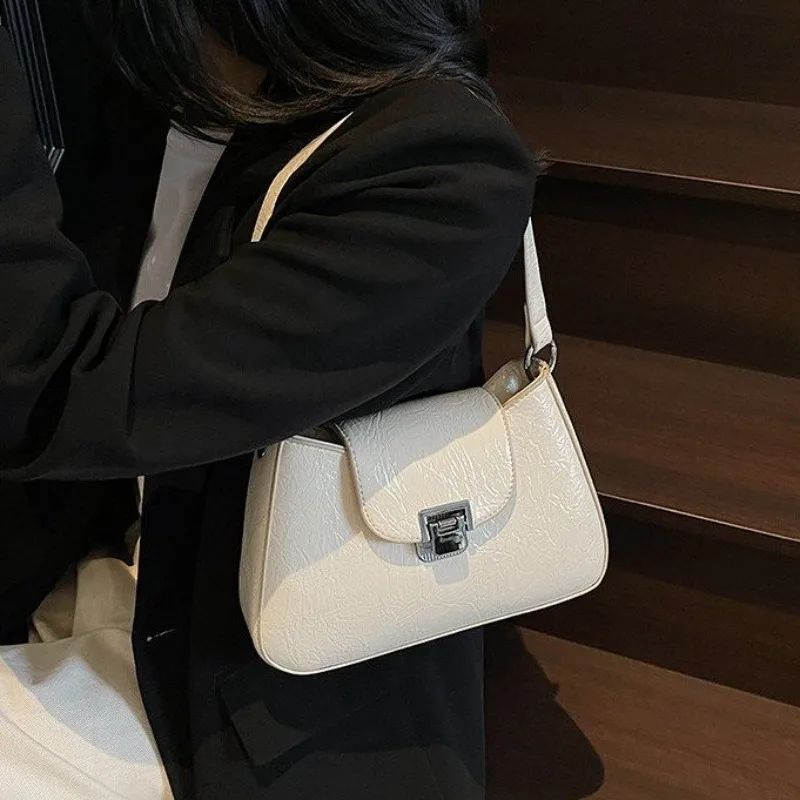 

Shoulder Bag, Stylish with Oil Wax Faux Leather Finish and Flap & Metal Lock, Perfect for Everyday Casual Activities & Work