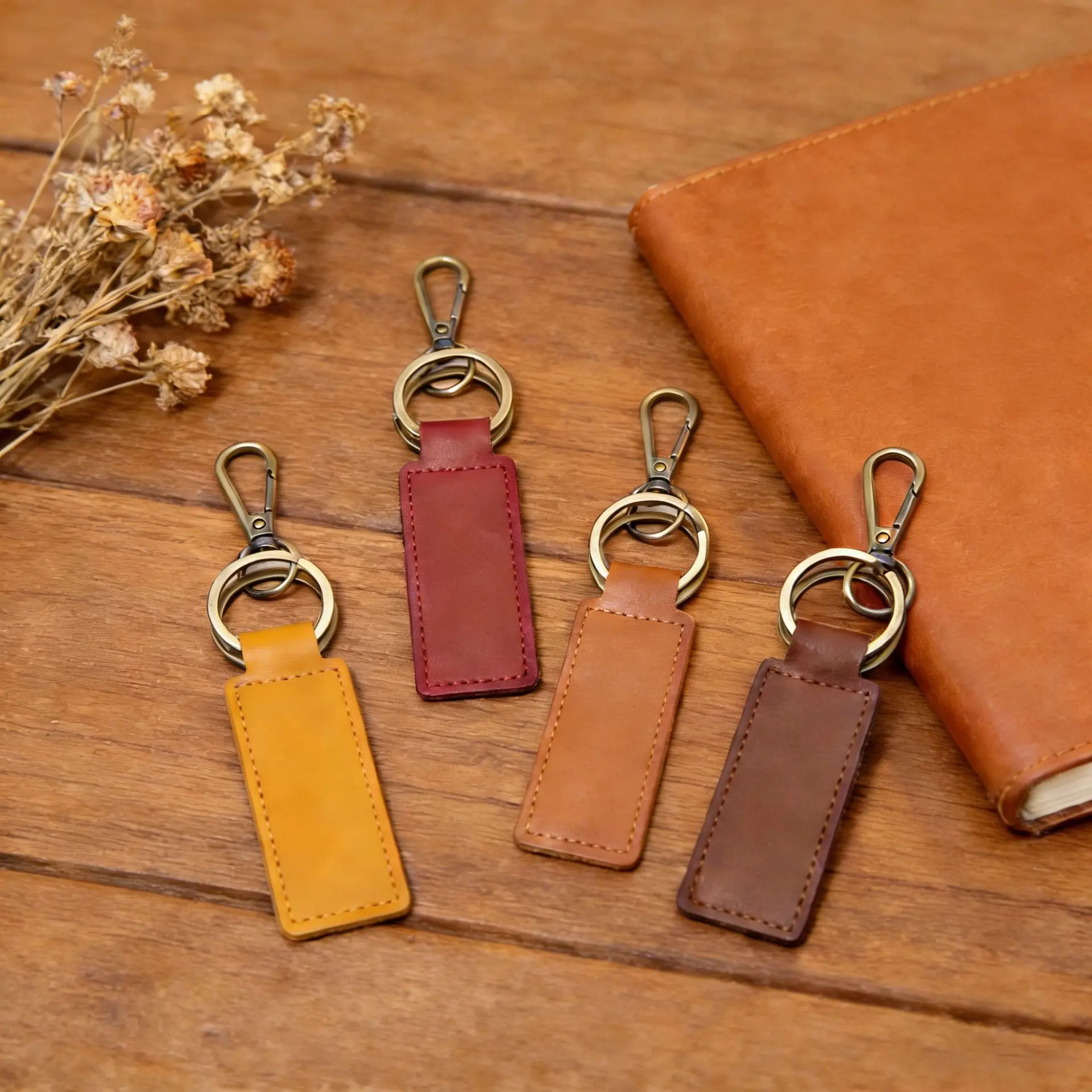 Personalisierter Schlüsselanhänger für Männer und Frauen Leder-Schlüsselanhänger Kreatives Geschenk Retro Rindsleder-Anhänger Auto-Leder-Schlüsselanhänger Handgefertigt – Detail 2
