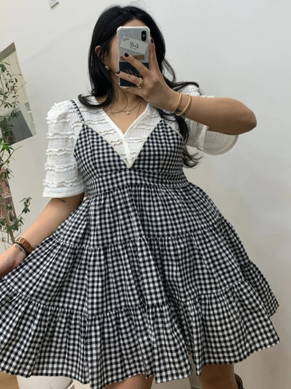 فستان نسائي بياقة هالتر مع حواف مكشكشة وتطريز دانتيل، تصميم ضيق عند الخصر مع طيات وسحاب خلفي، تنورة قصيرة عصرية من القطن بدون...