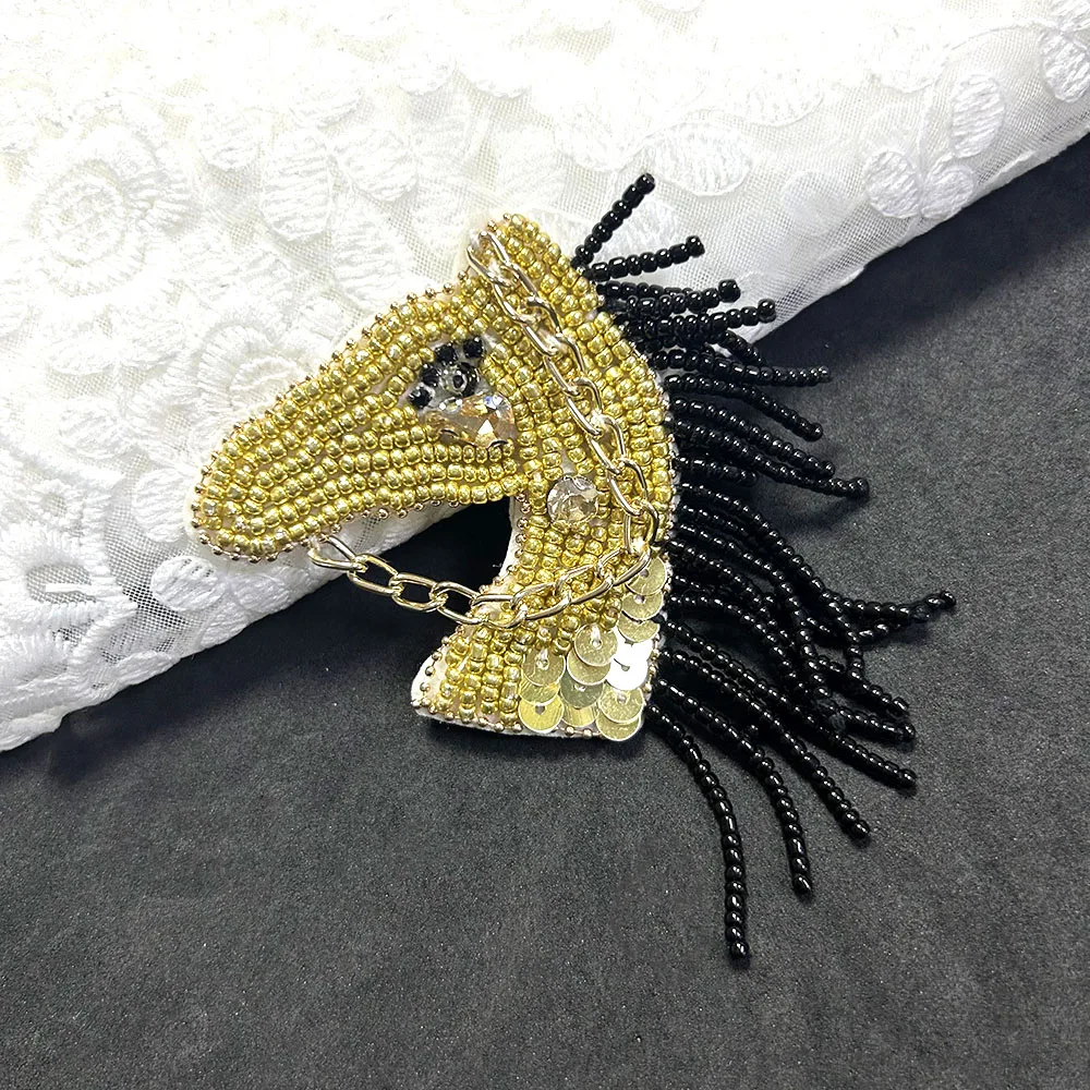 Einteiliger handgefertigter goldener Ketten-Pferdekopf-Perlen-Patch, cooles, zartes Aufnähen für Kleidung, Taschen, Hüte, DIY-Kleidungszubehör