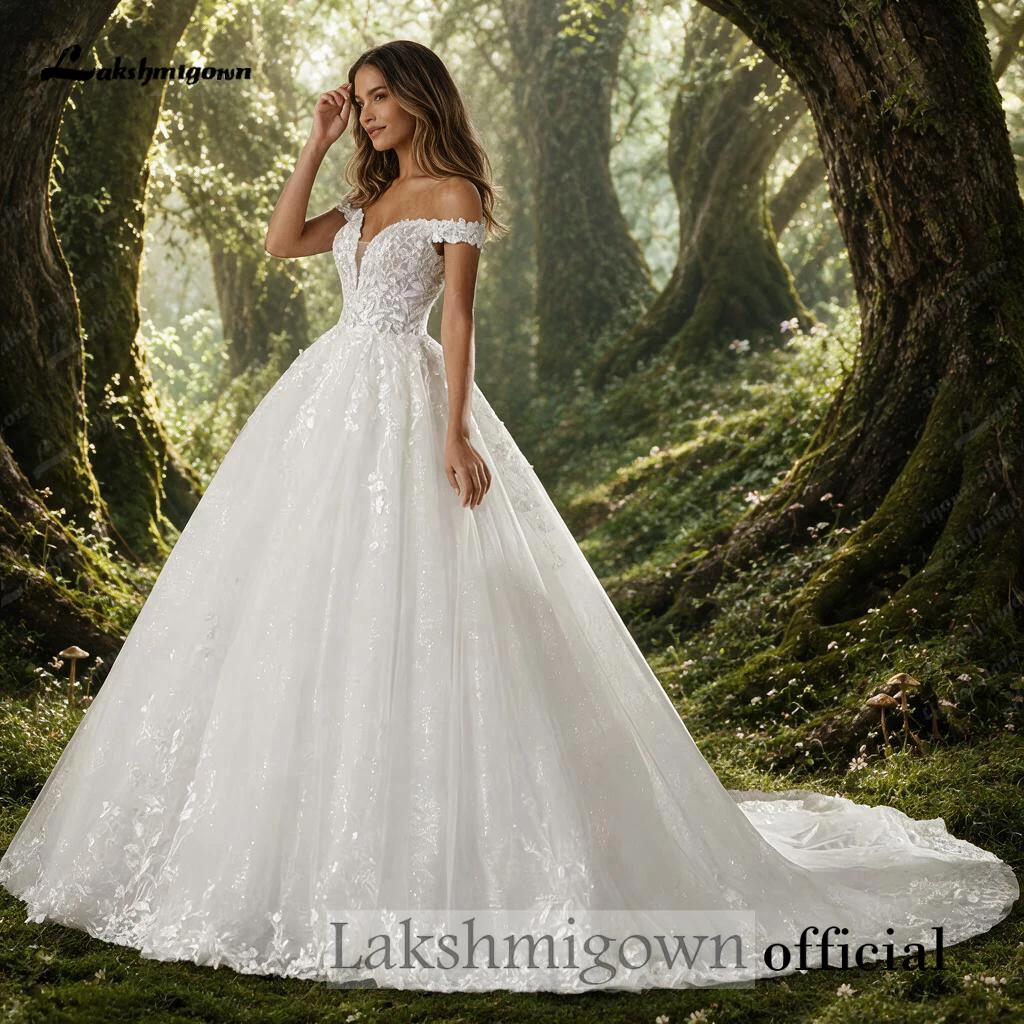 Romantisches Brautkleid mit freiem Schulterbereich, A-Linie, tiefem V-Ausschnitt, Spitze, Glitzer und Tüll, Hofschleppe, für den Außenbereich, nach Maß. – Detail 6