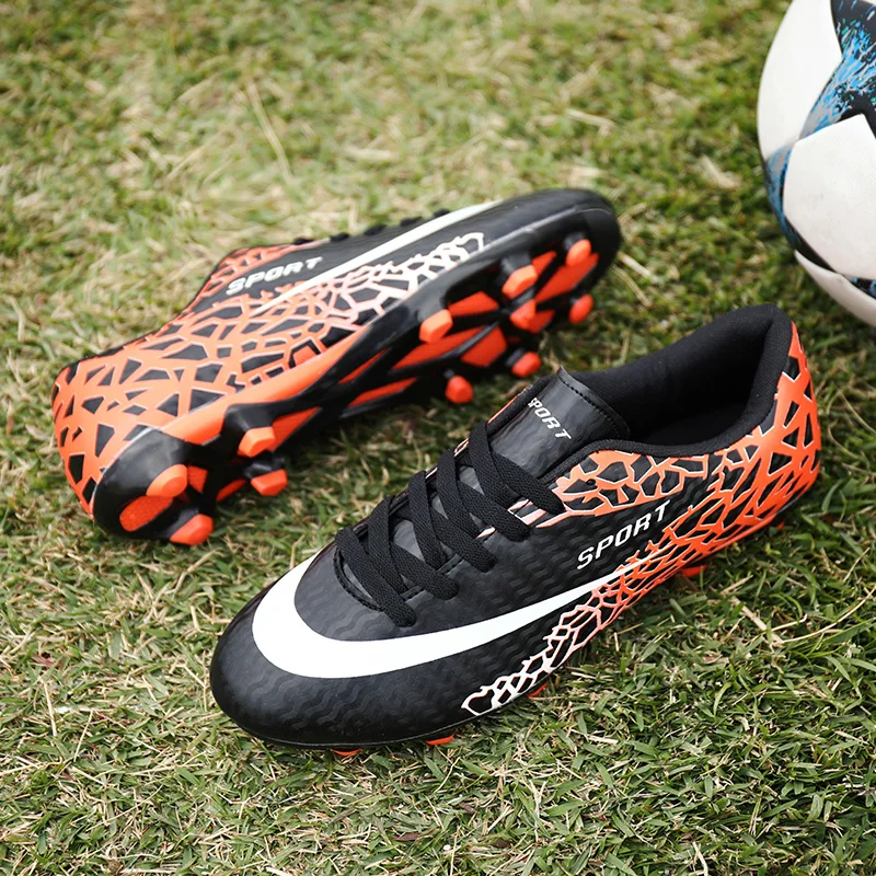 

Пара детских футбольных бутс с противоскользящими и износостойкими свойствами, а также с мягким верхом для комфортной посадки. Модель MZ-001.