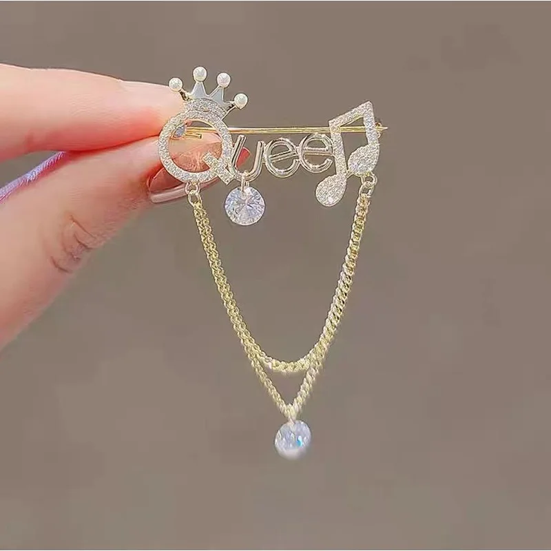 Real gold color preserving letter queen brooch high end exquisite rhinestone tassel pin trendy clothing accessory for daily wear