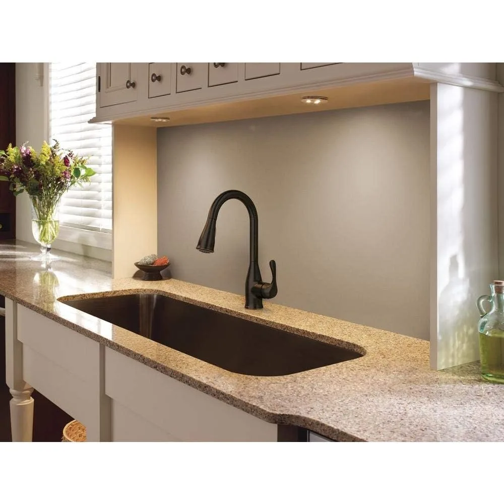 صنبور مطبخ MOEN Kaden بمقبض واحد قابل للسحب للأسفل مع عاكس ومنظف طاقة، لمسة نهائية برونزية البحر الأبيض المتوسط