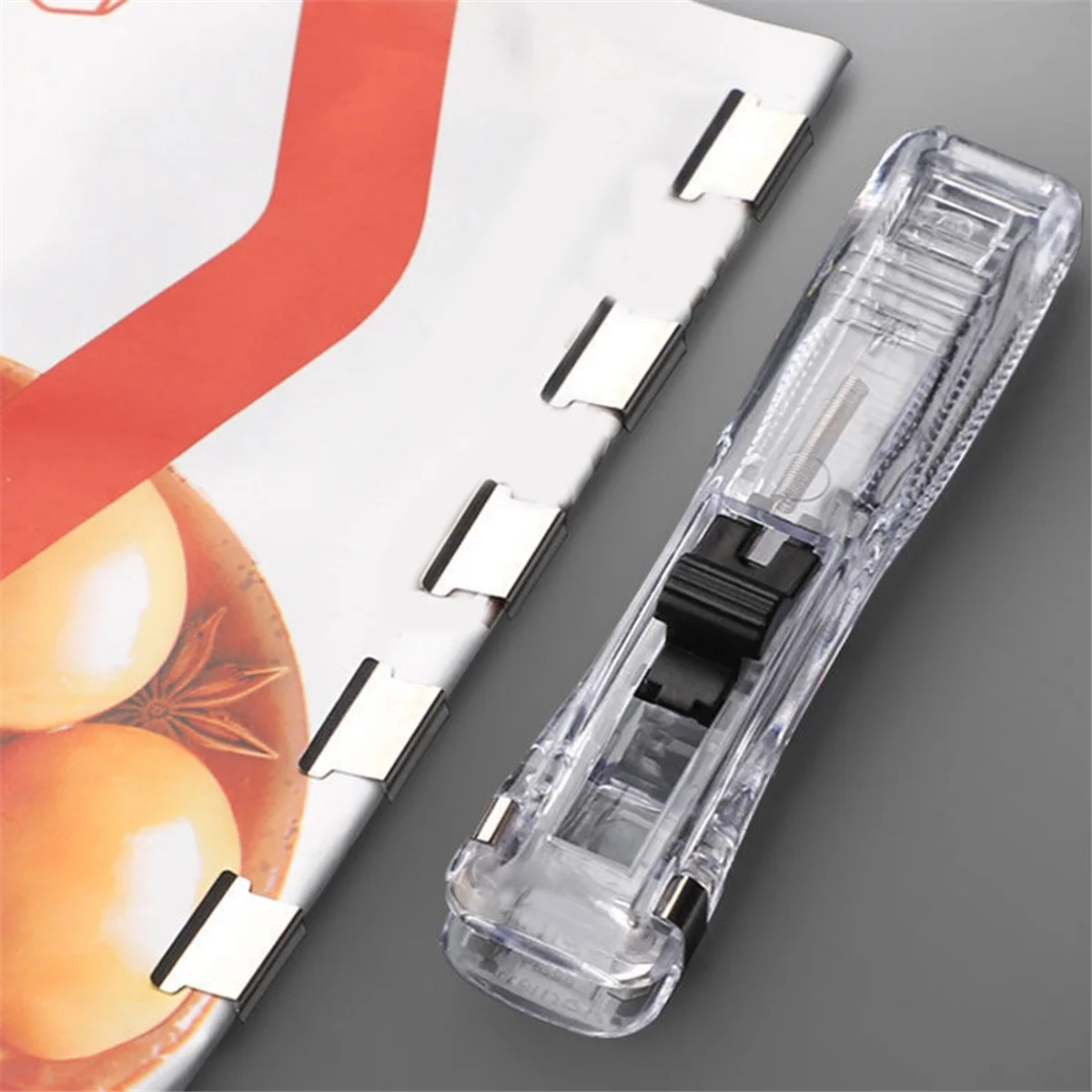 موزع مشبك ورق محمول A88M، ماكينة قص الورق السريعة المحمولة مع 50 مشبك معدني فضي قابل لإعادة الاستخدام لثيقة سطح المكتب