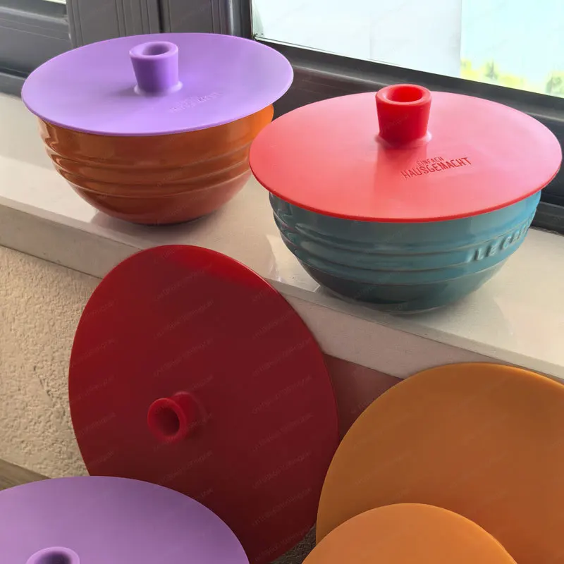 

Утолщенный пищевой силиконовый корсет с крышкой всасывающей стеклянной чаши. Крышка свежести при дополнениении, устойчивость к высоким температурам.