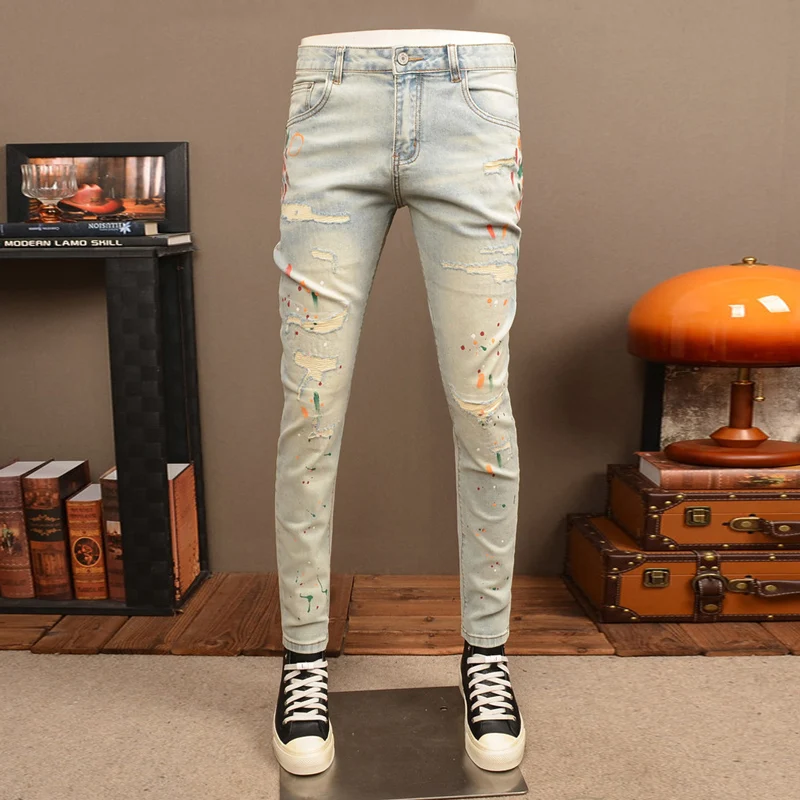 

Мужские джинсы Y2K Street Designer Fashion: ретро, светло-голубые, стрейч, слим-фит, с эффектом потертости и рваными элементами, летние винтажные джинсовые брюки
