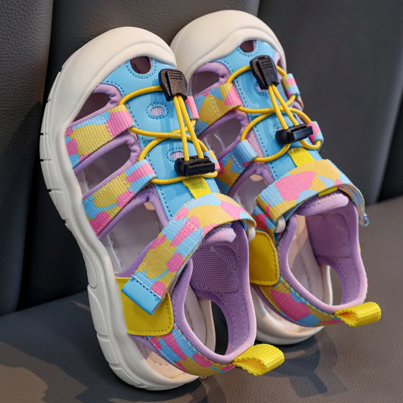 Nouvelles sandales de sport pour enfants 2026 – Design ajouré multicolore, sandales plates souples à lanières pour filles, chaussures de plage mignonnes