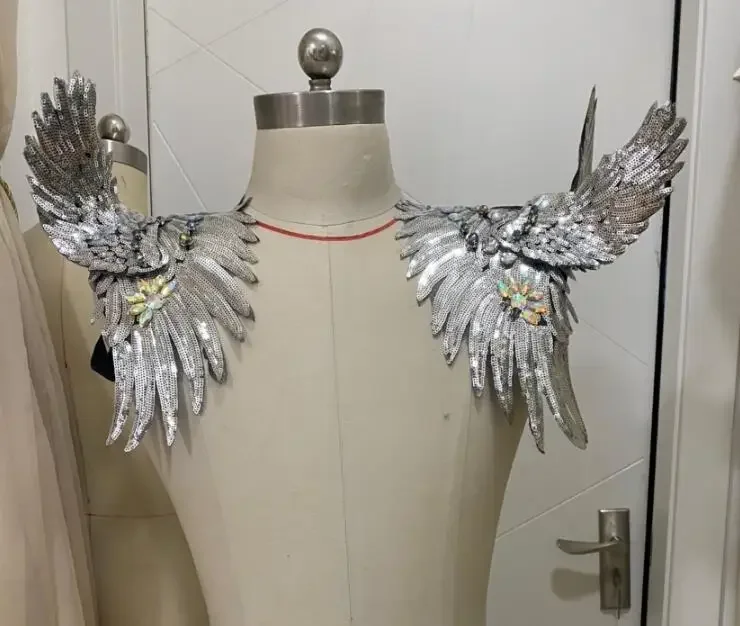 

2026 Night Club Dance Should Decorate Shiny Sequins Wing Sliver Colour Feahter Stage New