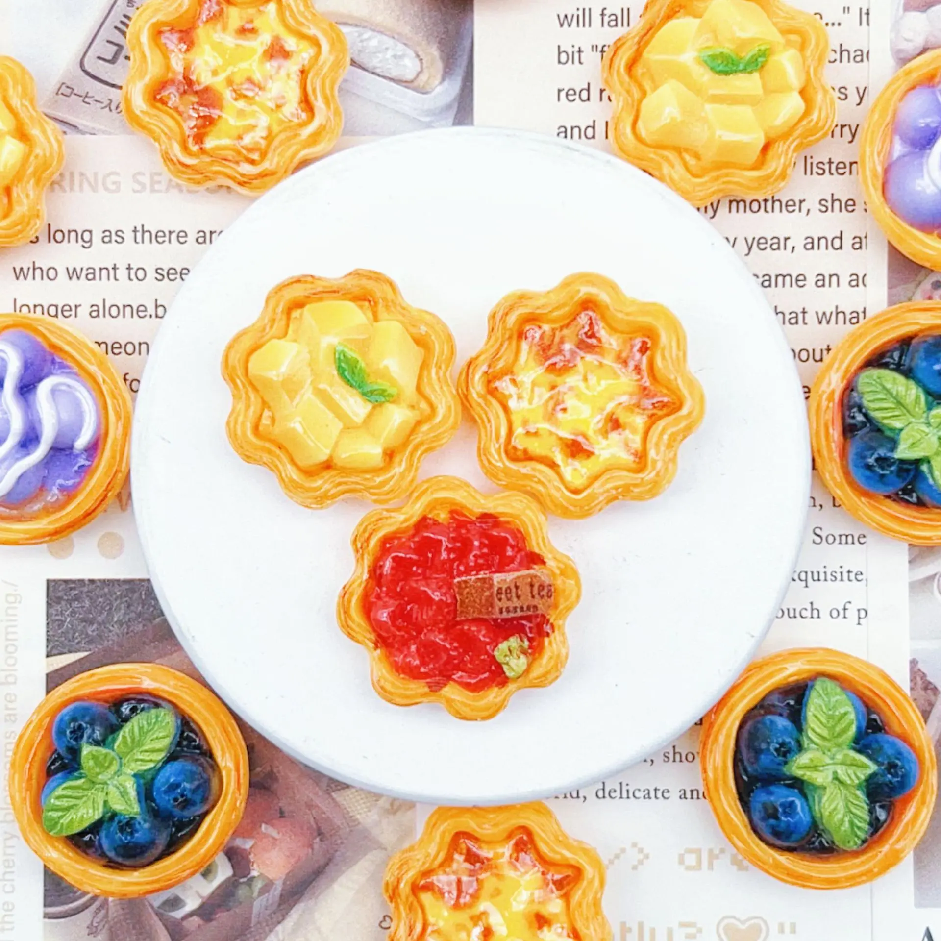 10 piezas de dijes de resina de mini tartas de comida y pastelitos de arándanos, decoración de escena de panadería en miniatura, para pinzas y coleteros DIY