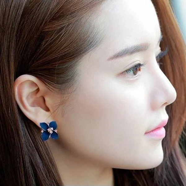 High Quality New Korean Fashion Gold Plated Clover Flower Shaped Rhinestone Stud Earrings for Women Ladies Girls Jewelry Gift