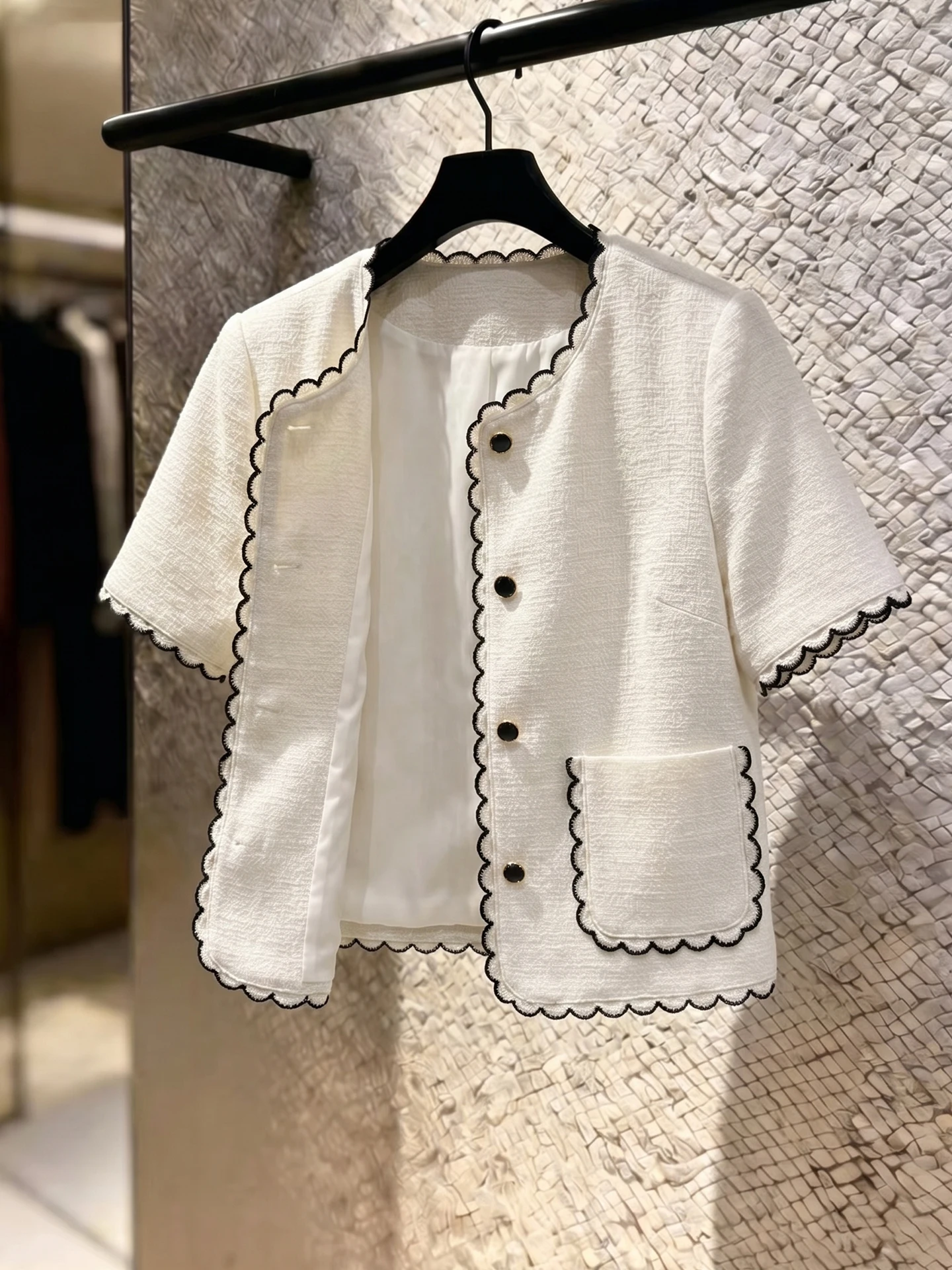 

Chic Contrast Color Lace Design Single Button Summer Loose Casual Short Sleeve Women's Outerwear Fashionable Commuting Style