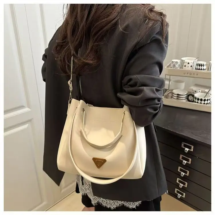 

2025 Korean-Style Plush Tote - Roomy Shoulder Bag with Trendy Design for Fall/Winter